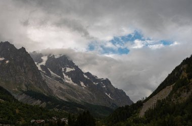 Valle dAosta, İtalya. Mont Blanc kümesi.