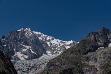 Valle dAosta, İtalya. Mont Blanc kümesi.