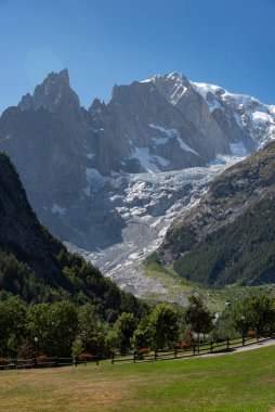 Valle dAosta, İtalya. Mont Blanc kümesi.