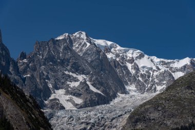 Valle dAosta, İtalya. Mont Blanc kümesi.