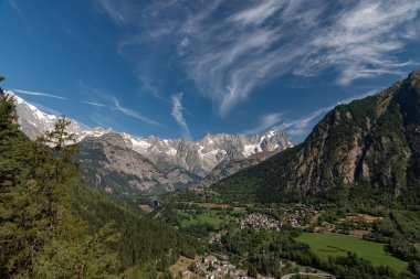 Valle dAosta, İtalya. Mont Blanc kümesi.