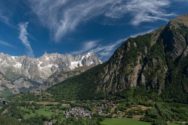 Valle dAosta, İtalya. Mont Blanc kümesi.