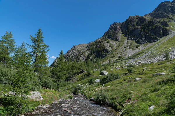 Morgex Aosta 美丽的Arpy湖 一面镜子 由冰川形成 坐落在美丽的高山环境中 — 图库照片