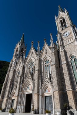 Castelpetroso, Isernia, Molise. Madonna Addolorata 'nın mabedi. 28 Eylül 1890 'da ilk taşın atılmasıyla başlayan ve 1975' te tamamlanan mabet neo-gotik olarak inşa edilmiştir..