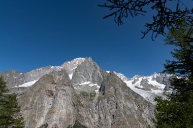 Valle dAosta, İtalya. Mont Blanc kümesi.