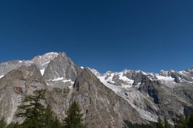 Valle dAosta, İtalya. Mont Blanc kümesi.