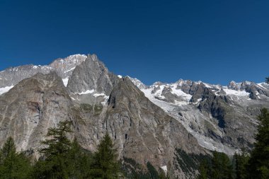 Valle dAosta, İtalya. Mont Blanc kümesi.