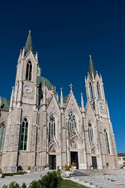 Castelpetroso, Isernia, Molise. Madonna Addolorata 'nın mabedi. 28 Eylül 1890 'da ilk taşın atılmasıyla başlayan ve 1975' te tamamlanan mabet neo-gotik olarak inşa edilmiştir..