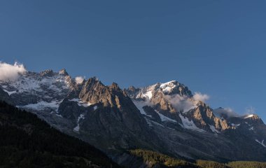 Valle dAosta, İtalya. Mont Blanc kümesi.