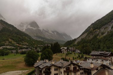 Valle dAosta, İtalya. Mont Blanc kümesi.