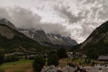 Valle dAosta, İtalya. Mont Blanc kümesi.