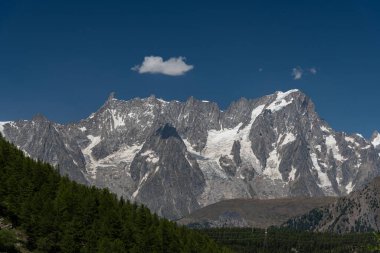 Valle dAosta, İtalya. Mont Blanc kümesi.
