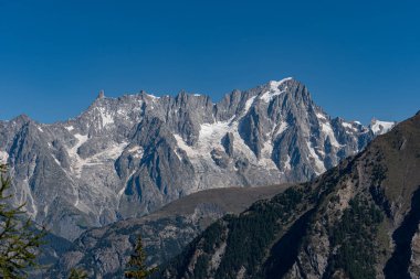 Valle dAosta, İtalya. Mont Blanc kümesi.