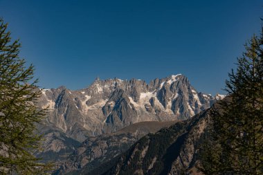Valle dAosta, İtalya. Mont Blanc kümesi.