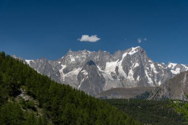 Valle dAosta, İtalya. Mont Blanc kümesi.