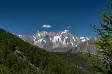 Valle dAosta, İtalya. Mont Blanc kümesi.