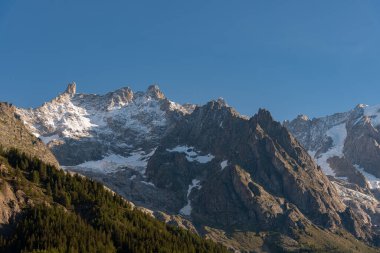 Valle dAosta, İtalya. Mont Blanc kümesi.