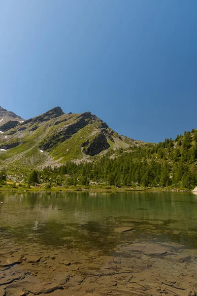 Morgex Aosta 美丽的Arpy湖 一面镜子 由冰川形成 坐落在美丽的高山环境中 — 图库照片