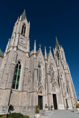 Castelpetroso, Isernia, Molise. Madonna Addolorata 'nın mabedi. 28 Eylül 1890 'da ilk taşın atılmasıyla başlayan ve 1975' te tamamlanan mabet neo-gotik olarak inşa edilmiştir..