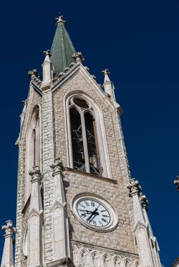 Castelpetroso, Isernia, Molise. Madonna Addolorata 'nın mabedi. 28 Eylül 1890 'da ilk taşın atılmasıyla başlayan ve 1975' te tamamlanan mabet neo-gotik olarak inşa edilmiştir..