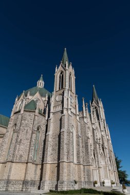 Castelpetroso, Isernia, Molise. Madonna Addolorata 'nın mabedi. 28 Eylül 1890 'da ilk taşın atılmasıyla başlayan ve 1975' te tamamlanan mabet neo-gotik olarak inşa edilmiştir..