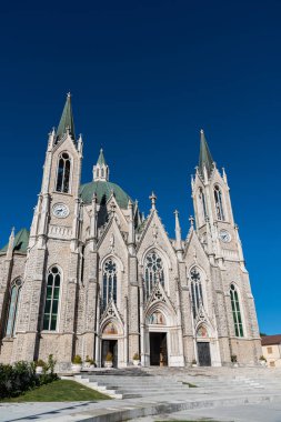 Castelpetroso, Isernia, Molise. Madonna Addolorata 'nın mabedi. 28 Eylül 1890 'da ilk taşın atılmasıyla başlayan ve 1975' te tamamlanan mabet neo-gotik olarak inşa edilmiştir..