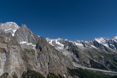 Valle dAosta, İtalya. Mont Blanc kümesi.