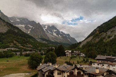 Valle dAosta, İtalya. Mont Blanc kümesi.