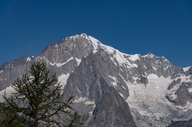 Valle dAosta, İtalya. Mont Blanc kümesi.