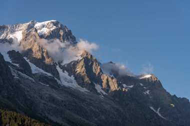 Valle dAosta, İtalya. Mont Blanc kümesi.