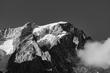 Valle dAosta, İtalya. Mont Blanc kümesi.