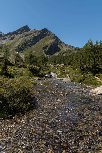 美しい高山の環境にある氷河の起源の水の鏡であるArpy湖のMorgex Aosta — ストック写真