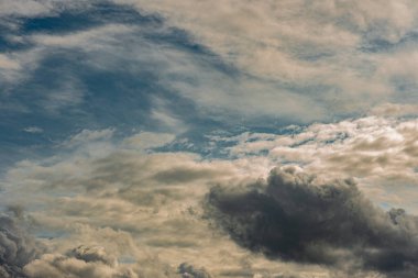 Gökyüzündeki bulutlar. Bulutlarla dolu bir gökyüzünün muhteşem manzarası. Bulutlu bir gökyüzünün derinliği ve üç boyutlu.