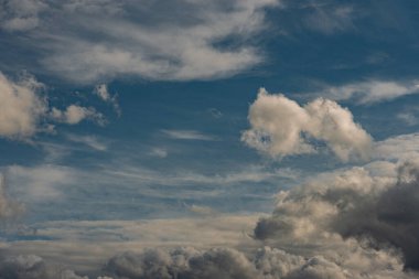 Gökyüzündeki bulutlar. Bulutlarla dolu bir gökyüzünün muhteşem manzarası. Bulutlu bir gökyüzünün derinliği ve üç boyutlu.