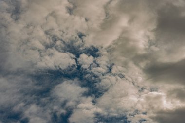 Gökyüzündeki bulutlar. Bulutlarla dolu bir gökyüzünün muhteşem manzarası. Bulutlu bir gökyüzünün derinliği ve üç boyutlu.
