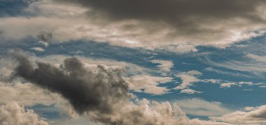 Gökyüzündeki bulutlar. Bulutlarla dolu bir gökyüzünün muhteşem manzarası. Bulutlu bir gökyüzünün derinliği ve üç boyutlu.