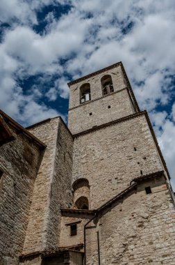 Saint Mariano Katedrali ve Giacomo, Gubbio Piskoposluğu 'nun ana kilisesidir. Numidia 'daki Lambaesi şehitleri Mariano ve Giacomo' ya ithaf edilmiştir..