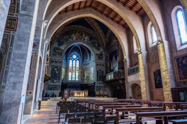 Saint Mariano Katedrali ve Giacomo, Gubbio Piskoposluğu 'nun ana kilisesidir. Numidia 'daki Lambaesi şehitleri Mariano ve Giacomo' ya ithaf edilmiştir..