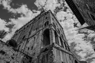 Gotik tarzı Palazzo dei Consoli, şehrin ihtişamını ve gücünü göstermek isteyen şehir yönetimi tarafından 14. yüzyılda inşa edildi. 1901 'den beri şehir müzesine ev sahipliği yapıyor..