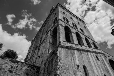 Gotik tarzı Palazzo dei Consoli, şehrin ihtişamını ve gücünü göstermek isteyen şehir yönetimi tarafından 14. yüzyılda inşa edildi. 1901 'den beri şehir müzesine ev sahipliği yapıyor..