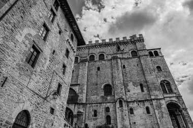 Gotik tarzı Palazzo dei Consoli, şehrin ihtişamını ve gücünü göstermek isteyen şehir yönetimi tarafından 14. yüzyılda inşa edildi. 1901 'den beri şehir müzesine ev sahipliği yapıyor..