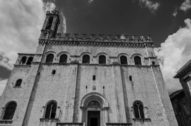 Gotik tarzı Palazzo dei Consoli, şehrin ihtişamını ve gücünü göstermek isteyen şehir yönetimi tarafından 14. yüzyılda inşa edildi. 1901 'den beri şehir müzesine ev sahipliği yapıyor..