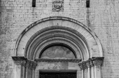Gotik tarzı Palazzo dei Consoli, şehrin ihtişamını ve gücünü göstermek isteyen şehir yönetimi tarafından 14. yüzyılda inşa edildi. 1901 'den beri şehir müzesine ev sahipliği yapıyor..