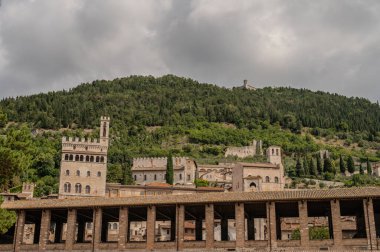 Gotik tarzı Palazzo dei Consoli, şehrin ihtişamını ve gücünü göstermek isteyen şehir yönetimi tarafından 14. yüzyılda inşa edildi. 1901 'den beri şehir müzesine ev sahipliği yapıyor..