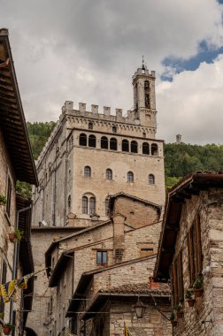 Gotik tarzı Palazzo dei Consoli, şehrin ihtişamını ve gücünü göstermek isteyen şehir yönetimi tarafından 14. yüzyılda inşa edildi. 1901 'den beri şehir müzesine ev sahipliği yapıyor..