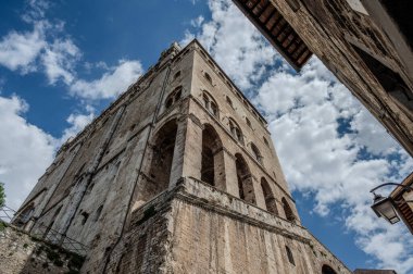 Gotik tarzı Palazzo dei Consoli, şehrin ihtişamını ve gücünü göstermek isteyen şehir yönetimi tarafından 14. yüzyılda inşa edildi. 1901 'den beri şehir müzesine ev sahipliği yapıyor..