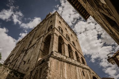 Gotik tarzı Palazzo dei Consoli, şehrin ihtişamını ve gücünü göstermek isteyen şehir yönetimi tarafından 14. yüzyılda inşa edildi. 1901 'den beri şehir müzesine ev sahipliği yapıyor..
