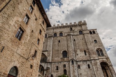 Gotik tarzı Palazzo dei Consoli, şehrin ihtişamını ve gücünü göstermek isteyen şehir yönetimi tarafından 14. yüzyılda inşa edildi. 1901 'den beri şehir müzesine ev sahipliği yapıyor..