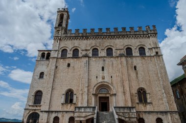 Gotik tarzı Palazzo dei Consoli, şehrin ihtişamını ve gücünü göstermek isteyen şehir yönetimi tarafından 14. yüzyılda inşa edildi. 1901 'den beri şehir müzesine ev sahipliği yapıyor..