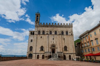 Gotik tarzı Palazzo dei Consoli, şehrin ihtişamını ve gücünü göstermek isteyen şehir yönetimi tarafından 14. yüzyılda inşa edildi. 1901 'den beri şehir müzesine ev sahipliği yapıyor..
